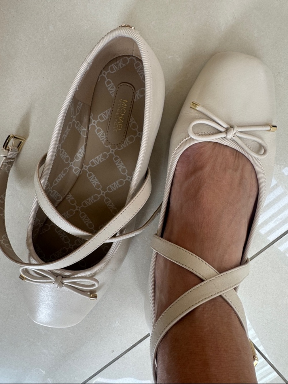 MICHAEL Michael Kors Cream Cross-Strap Ballet Flats with Bow